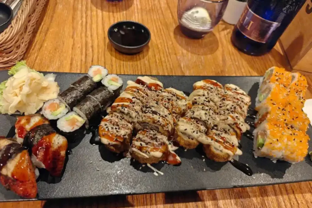 Gemischte Sushi-Platte mit Maki, Nigiri und Inside-Out-Rollen im Lost Monk in Köln-Ehrenfeld