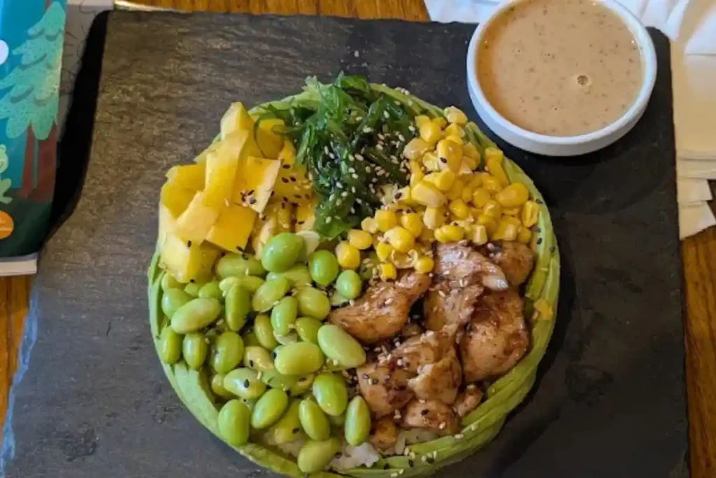 Poke Bowl mit Sushireis, Lachs, Avocado, Mango, Mais und Edamame im Lost Monk in Köln