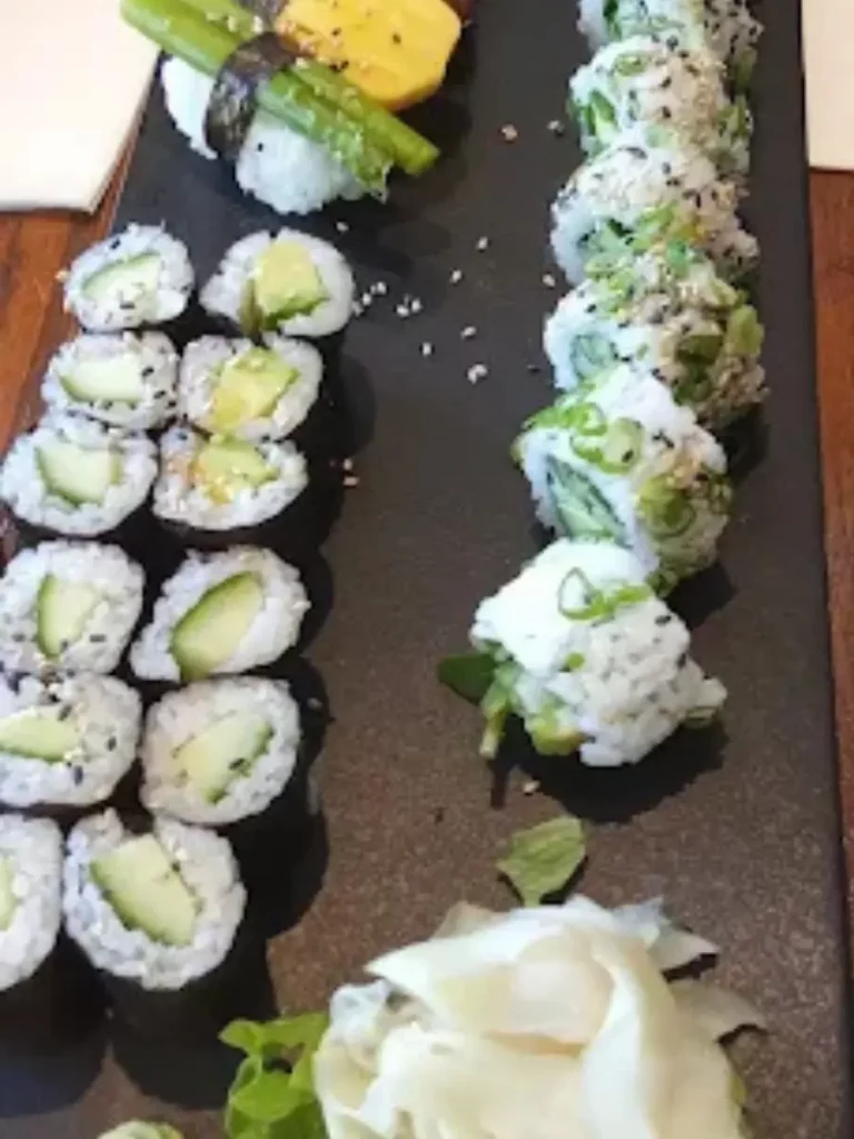 Vegane Maki-Rollen mit Avocado, Mango und Gurke neben Edamame und Kimchi-Salat im Lost Monk in Köln